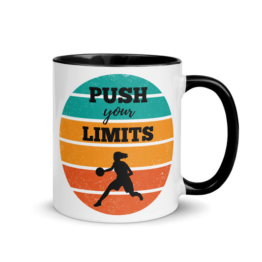 kunstvoll bedruckte Sporttasse mit Basketballerin, Retrohintergrund und dem Spruch Push your limits