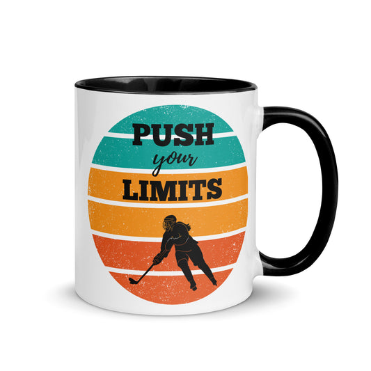 kunstvoll bedruckte Sporttasse mit Eishockeyspielerin, Retrohintergrund und dem Spruch Push your limits