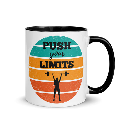 kunstvoll bedruckte Tasse mit Gewichtheberin, Retrohintergrund und dem Spruch Push your limits